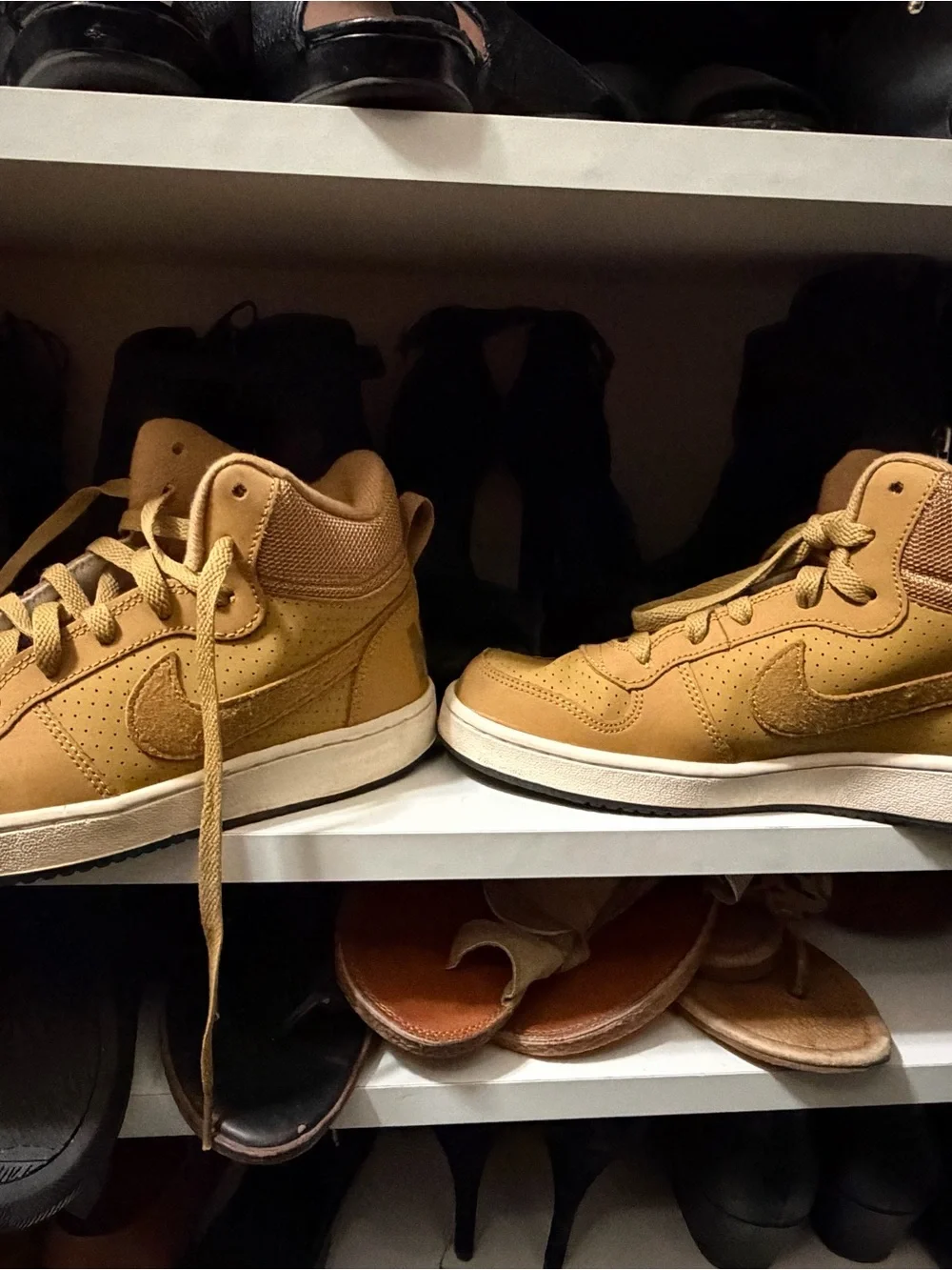 Nike Kids High-Top Sneaker in Wheat/Tan